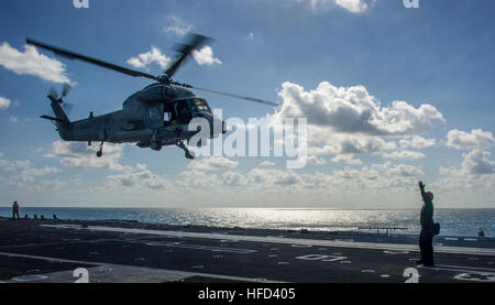 150710-N-EH855-102 TIMORSEE (10. Juli 2015) A Sailor meldet der Pilot eines Hubschraubers der Royal New Zealand navy SH - 2 G Seasprite auf dem Flugdeck der Flugzeugträger der Nimitz-Klasse USS George Washington (CVN-73) im Rahmen der Talisman Sabre 2015. Talisman Sabre ist eine Biennale Übung, die bietet eine wertvolle Gelegenheit für fast 30.000 US und australische Verteidigung-Kräfte zur Durchführung von Operationen in einer kombinierten, gemeinsame und ressortübergreifende Umgebung, die beide Länder Fähigkeit zu planen und führen Sie eine vollständige Palette von Operationen aus Kampfeinsätze zu humanitären Hilfsmaßnahmen zunehmen wird. (US Stockfoto