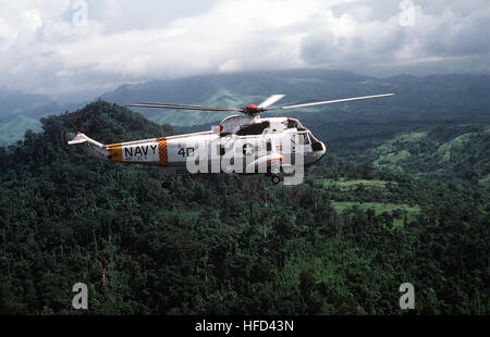 Eine Luft/Luft-rechte Seitenansicht der eine SH-3A Sea King Hubschrauber Flotte Composite Squadron 5 (VC-5) oberhalb der Bäume und Berge. SH - 3G Sea King VC-5 im Flug im Jahr 1981 Stockfoto