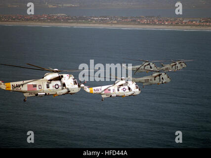 Rechte Seitenansicht der sechs SH - 3H Sea King Hubschrauber Helikopter Anti-Submarine Squadron 2 (HS-2) in eine lose Formation fliegen, wie sie von einer westlichen Pazifik-Einrichtung zurückkehren. SH - 3H Sea Kings HS-2 im Flug 1989 Stockfoto