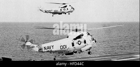 SH - 3H Sea Kings von HS-15 im Flug im Jahr 1975 Stockfoto