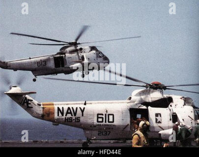 SH - 3H Sea Kings HS-15 auf USS Forrestal (CV-59) im Jahr 1988 Stockfoto