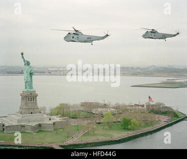 Zwei SH - 3H Sea King Hubschrauber Helikopter Anti-Submarine Squadron 15 (HS-15) nähern sich die New Yorker Freiheitsstatue.  Die Hubschrauber sind auf dem Flugzeugträger USS FORRESTAL (CV-59) zugeordnet, die zusammen mit den Schiffen der seine Kampfgruppe, der Stadt für Fleet Week 89 Besuch. SH - 3H Sea Kings HS-15 über Statue of Liberty im April 1989 Stockfoto