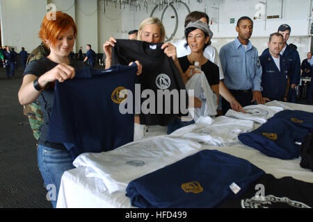 040722-N-4776G-362-Pazifik (22. Juli 2004) - Kelsi, hat und Kassidy Osborn aus der Country-Musik-Gruppe SHeDAISY wählen Sie kostenlose T-shirts von "Wallbangers" der Carrier Airborne frühe Warnung Squadron ein One Seven (VAW-117), die sie bei USO Leistung heute Abend an Bord der USS Ronald Reagan (CVN-76) tragen werden. Reagan wird in ihren neuen Heimathafen der Naval Air Station North Island, San Diego, ziehen nach Norfolk, Virginia, verlassen und Südamerika zu umrunden. Während des Transports, besucht das Schiff die Häfen von Rio De Janeiro, Brasilien, Valparaiso, Chile und Callao, Peru. U.S. Navy p Stockfoto