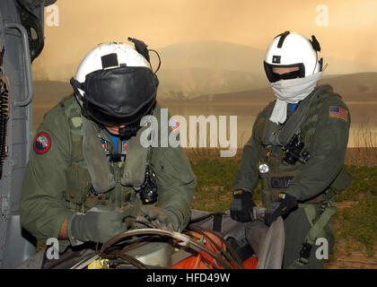 Chef Luftfahrt Elektroniker /-in Rexford Sackett, links, und Kriegsführung Systeme Flugbetriebsunternehmen Petty Officer 3rd Class William Quadrino bereiten einen 420-Gallone Löschmittel Trog verwendet, um Wasser auf die Waldbrände tobt durch das San Diego County dump. Hubschrauber-Meer Kampf Geschwader 85 bietet Hubschrauber speziell ausgestattet mit den Trögen gerne bei der Bekämpfung der lokalen Brände. Das gefährliche Feuer hat bereits mehr als 250.000 Menschen aus ihren Häusern gezwungen. (U.S. Navy Photo/Masse Kommunikationsspezialist Petty Officer 2. Klasse Chris Fahey) Tierheim am Turner Field bei Marine Amphibiou Stockfoto