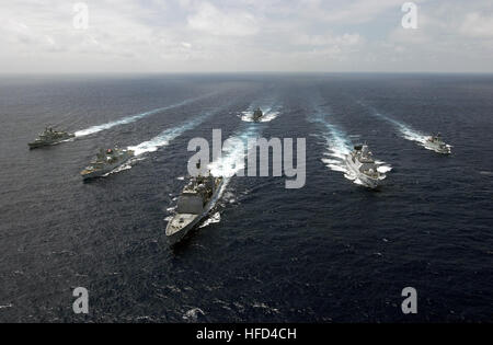 070813-N-5459S-543-Atlantik (13. August 2007) - die Schiffe der Standing NATO Maritime Group (SNMG) 1 transit in Bildung für eine Foto-Übung. Von links, portugiesische Fregatte NRP Alvares Cabral (F331), kanadische Fregatte HMCS Toronto (FFH 333), geführte Flugkörper Kreuzer USS Normandy (CG-60), deutsche Nachschub Tanker FGS Spessart (ein 1442), niederländische Fregatte HNLMS Evertsen (F805) und dänischen Korvette HDMS Olfert Fischer (F355). Normandie ist Aushängeschild für SNMG-1, die NATOÕs ersten maritimen Out-of-Area-Einsatz durch umrunden Afrika durchführt. Foto: U.S. Navy Mass Communication Specialist Stockfoto