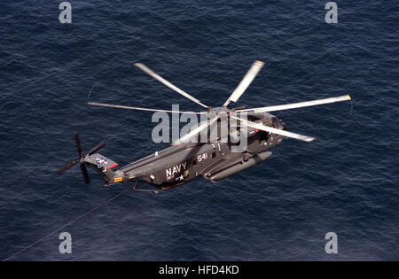 Ein Hubschrauber Mine Gegenmaßnahmen Staffel 14 (HM-14) RH-53D Sea Stallion-Hubschrauber Routen ein Schwimmer im Wasser während einer Operation der Minenräumung. Sikorsky RH-53D HM-14 im Flug 1987 Stockfoto