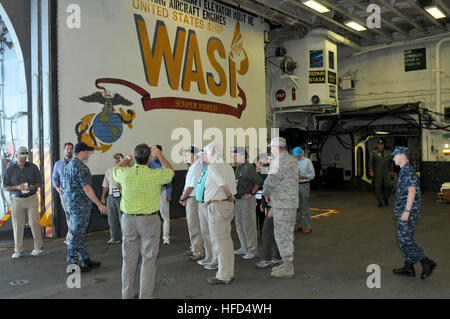 Vierundzwanzig zivile Fachkräfte aus ein breites Spektrum an Berufsfeldern und Expertise reiste quer durch die USA zu sammeln für eine Tour an Bord USS Wasp (LHD-1), am Naval Station Norfolk, Virginia, 28. August im Rahmen einer einwöchigen Secretary Of Defense Senior Leader Engagement Programm (vorher bekannt als die gemeinsame Konferenz der zivilen Orientierung). SLEP soll öffentlichen Verständnis der nationalen Verteidigung durch ein Forum der freien Austausch zwischen einflussreiche Bürger, DoD Beamten und militärische Führung zu erhöhen. SLEP einen Querschnitt der einflussreichsten Amerikaner besteht aus, die führend in Thei sind Stockfoto