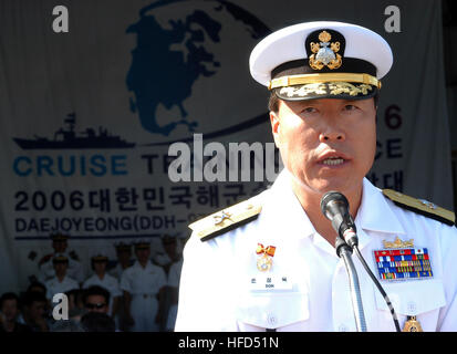 061017-N-8878B-066 San Diego (17. Oktober 2006) - die Republik der Korea Marine (ROKN) Rear Admiral Jung-Mok Sohn, Cruise Training Force Commander, spricht mit USA und koreanische Seeleute an Bord der koreanischen Schiff Dae Jo Yeong (DDG-977). Die ROKN Besuch in San Diego ist zur Unterstützung der Schulungsaufwand und Interaktion mit Freunden und Verbündeten. US Navy Foto von Masse Kommunikation Spezialist Seemann Michael C. Barton (frei) 061017-N-8878B-066 Stockfoto