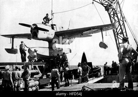 SO3C auf Katapult der USS Columbia (CL-56) 1943 Stockfoto