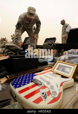 US Army Spc. Robert Marlette, 39, Kanton, Ill., Alpha-Vertriebsgesellschaft, 215. Brigade Support Battalion, 1. Kavallerie-Division zugewiesen organisiert seine persönliche Gegenstände, als er bereitet sich auf eine Zollkontrolle bei nach vorn Operating Base Marez, im Nordirak, November 3.  Nach Abschluss einer einjährigen Tour im Irak sind Soldaten aus Alpha-Vertriebsgesellschaft für ihre Rückkehr in die Heimat einpacken. Soldaten bereiten Sie zu Hause 219887 Kopf Stockfoto