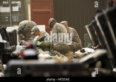 US-Soldaten zugewiesen Alpha Vertriebsgesellschaft, 215. Brigade Support Battalion, 1. Kavallerie-Division, packen ihre persönlichen Sachen nach Durchlaufen einer Zollkontrolle, bei nach vorne Operating Base Marez, im Nordirak, November 3. Nach Abschluss einer einjährigen Tour im Irak sind Soldaten aus Alpha-Vertriebsgesellschaft für ihre Rückkehr in die Heimat einpacken. Soldaten bereiten Sie zu Hause 219897 Kopf Stockfoto