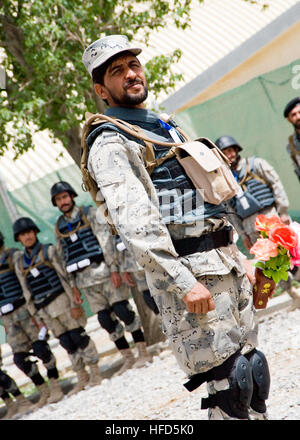 Spinnen BULDAK, Afghanistan--An afghanischen Grenze Polizei (ABP) Offizier führt, die anderen Absolventen in einer Formation nach Erhalt Zertifikate der Fertigstellung für die konzentrierte sich Grenze Entwicklung Ausbildung während einer Zeremonie außerhalb der ABP Grenze bei Spin Buldak am 2. April 2009 statt. Zweihundert neue Grenzpolizisten absolvierte das sieben-Wochen-Trainingsprogramm. Dies ist die erste Gruppe aus der 3. Zone, um das Training erhalten, das Grundlagen im Eintrag-Kontrollpunkte, Straßensperren und anderen Bereichen wie Fahrzeugwartung gelehrt und Infanterie patrouillieren. ISAF-Foto von US Navy Petty aus Stockfoto