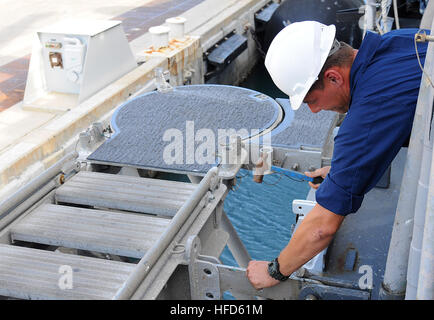 US Marine Bootsmann Mate 1. Klasse Dmitry Spiridonov sichert eine Unterkunft-Leiter auf der Backbordseite der Lenkflugkörper Fregatte USS Underwood (FFG-36), da das Schiff US Naval Station Guantanamo Bay, Kuba, 19. Juli 2012 fährt. Underwood wurde in Mittel- und Südamerika und der Karibik zur Unterstützung der südlichen Meere 2012 bereitgestellt. Südsee ist ein unter der Regie von US Southern Command zur Stärkung der Beziehungen mit regionalen Partnernationen und Einsatzbereitschaft für alle zugewiesenen Einheiten zu verbessern. (Foto: U.S. Navy Mass Communication Specialist 3. Klasse Frank J. Pikul/Release Stockfoto