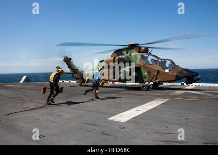 160418-N-KW492-194 Mittelmeer (18. April 2016) Segler Unterlegkeile entfernen und Ketten aus einem spanischen Tiger-Hubschrauber auf dem Flugdeck der amphibischen Angriff Schiff USS Kearsarge (LHD-3). Kearsarge, Teil der Kearsarge amphibische Gruppe bereit, führt Marinebetriebe in den USA 6. Flotte Bereich der Maßnahmen zur Erhöhung der Sicherheit der Vereinigten Staaten in Europa interessiert. (Foto: U.S. Navy Masse Kommunikation Spezialist Seaman Ryre Arciaga/freigegeben) Spanische Armee Eurocopter Tiger hatte im April 2016 auf USS Kearsarge (LHD-3) Stockfoto