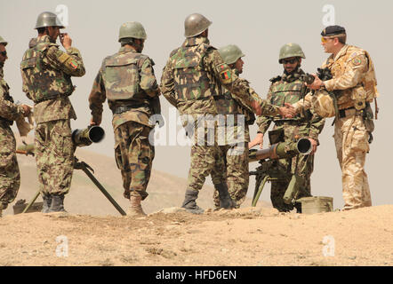 Ein britischer Offizier aus NATO Training Mission-Afghanistan gratuliert Afghan National Army Soldaten auf ihre Treffsicherheit mit der SPG-9 73 mm rückstoßfreie Waffe am Zweig Infanterieschule in Darulaman. Die Schule lehrt afghanische Soldaten Infanterie Taktiken und bildet sie auf Waffen wie Mörser, Besatzung diente Waffen und Leichtgeschütze. Afghanische Infanterieschule Zweig 315042 Stockfoto