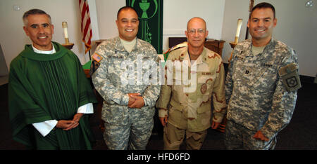 Von links nach rechts: Joint Task Force Kapläne, Navy Commander Sal Aguilera, Army Captain Eric Bucht, Navy Lt. CMdR Clint Pickett und Army Captain Scott Brill. "Unsere Mission bei JTF, um die freie Ausübung der Religion für die Truppen ungeachtet ihres Glaubens zu gewährleisten", sagte Navy Lt. CMdR Clint Pickett "Ich bin hier um sie auf ihrem spirituellen Weg zu unterstützen." JTF Guantanamo führt sicher, humane, rechtliche und transparente Pflege und Obhut von Festgenommenen feindlichen Kämpfern, darunter Militärkommission und die verurteilten bestellt freigegeben. Die JTF führt Intelligenzansammlung, Analyse und dissemina Stockfoto