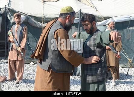 Afghanischen lokalen Polizei (ALP) Kandidaten üben Leibesvisitation Techniken an einem Koalition-Kräfte-Standort in Arghandab Bezirk, Provinz Kandahar, Afghanistan, 14. Oktober 2012. Die Bewerber durchlaufen einen drei-Wochen-Kurs umfasst grundlegende Treffsicherheit patrouillieren, improvisierte explosive Vorrichtung Anerkennung und Sicherheit Techniken. Das ALP-Programm ermöglicht Afghanen in ihre Heimatdörfer und Bezirke abzusichern. (Foto: U.S. Navy Mass Communication Specialist 2. Klasse Ernesto Hernandez Fonte/freigegeben) Afghanische Polizei Verhalten training 121014-N-HN353-007 Stockfoto