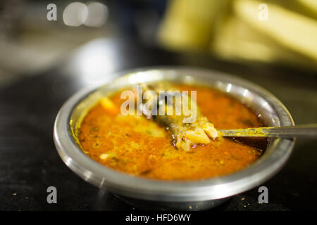 Nahaufnahme von Hammelfleisch Paya Suppe serviert in einer kleinen Edelstahlschüssel. Paya ist eine Suppe mit Lammhaxen und Gewürzen Stockfoto