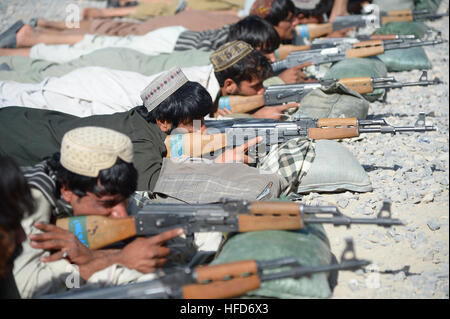 Afghanischen lokalen Polizei (ALP) Kandidaten Praxis grundlegende Gewehr Treffsicherheit an einem Standort der Koalitionstruppen in Arghandab Bezirk, Provinz Kandahar, Afghanistan, 16. Oktober 2012. Die Bewerber durchlaufen einen drei-Wochen-Kurs umfasst grundlegende Treffsicherheit patrouillieren, improvisierte explosive Vorrichtung Anerkennung und Sicherheit Techniken. Das ALP-Programm ermöglicht Afghanen in ihre Heimatdörfer und Bezirke abzusichern. Afghanische Polizei Verhalten training 121016-N-HN353-023 Stockfoto