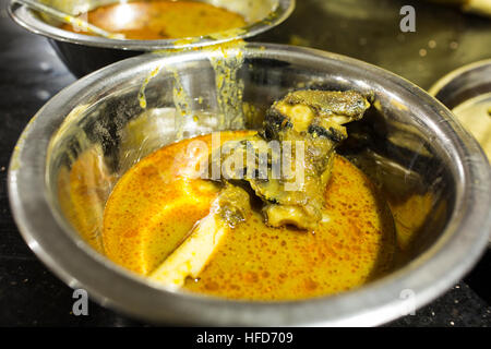 Nahaufnahme von Hammelfleisch Paya Suppe serviert in einer kleinen Edelstahlschüssel. Paya ist eine Suppe mit Lammhaxen und Gewürzen Stockfoto