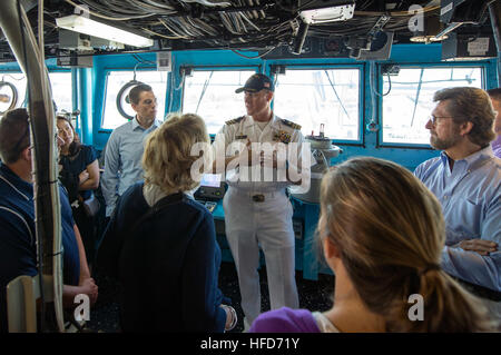 CMdR Bryan Carmichael, befehlshabender Offizier, USS Oak Hill, spricht über die Verantwortlichkeiten des Uhr-Teams auf der Brücke der dock Landungsschiff USS Oak Hill (LSD-51) mit Besuchslehrerinnen und Schulleiter aus dem Baltimore-Bereich. Der Besuch ist Teil der Schiffstouren anlässlich der Zweihundertjahrfeier Schlacht von Baltimore die lieferte die Inspiration für Francis Scott Key berühmtes Gedicht, "Verteidigung von Fort McHenry," die amerikanische Nationalhymne später. Zusammen mit mehr als 30 Schiffe aus den USA und anderen Ländern, die US Navy Blue Angels Flugzeuge werden auf dem Display und Stockfoto