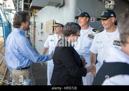 Lehrer und Schulleiter aus dem Baltimore Bereich grüßen Rear Admiral Brad Williamson, Kommandant, Standing NATO Maritime Group 2, CMdR Bryan Carmichael, befehlshabender Offizier, USS Oak Hill und CMdR Orlando S. Bowman, Executive Officer, USS Oak Hill, bei einem Besuch an Bord der Dock-Land Schiff USS Oak Hill (LSD-51). Der Besuch ist Teil der Schiffstouren anlässlich der Zweihundertjahrfeier Schlacht von Baltimore die lieferte die Inspiration für Francis Scott Key berühmtes Gedicht, "Verteidigung von Fort McHenry," die amerikanische Nationalhymne später. Zusammen mit mehr als 30 Schiffe aus den USA Stockfoto