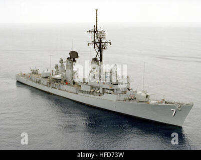 Steuerbord-Bug-Ansicht des Raketenzerstörers USS Henry B. Wilson (DDG-7), der das Schiffsdesign, die Marinearchitektur, die Aufstellung der Bewaffnung und die Einsatzbereitschaft für die Flottenmissionen der US-Navy im Jahr 1983 zeigt. Stockfoto