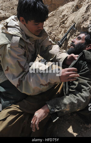 Afghanische Polizei Kandidaten Rescue Übungen während einer Patrouille bekämpfen-Klasse im Latif District, Provinz Ghazni, Afghanistan, März 29.  Der Kurs ist ein drei-Wochen-Programm, das lehrt ALP Kandidaten polizeiliche Grundverfahren, Umgang mit Waffen und anderen notwendigen Fähigkeiten, um zu schützen und zu verteidigen, afghanische Bürger.  (Foto: U.S. Navy Mass Communication Specialist 1. Klasse David A. Frech / nicht veröffentlicht) Afghanische Polizei Rekrut training 120329-N-FV144-209 Stockfoto