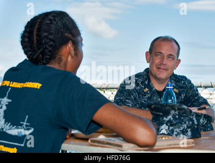 Command Master Chief John Ullery, Kommandant, Navy Region Hawaii Mentoren Chief (Select) Cryptologic Techniker (Interpretive) Aneulena Candelaria bei einem Stahl Strand Picknick statt für Chief Petty Officer Vermächtnis Akademie Klasse 010 an Bord des Schlachtschiffes Missouri Memorial, gemeinsame Basis Pearl Harbor-Hickam wählt. Der Legacy-Akademie ist ein sechs-Tage-Kurs in der CPO live an Bord der Missouri wählt und in Erhaltung Aktivitäten, Führungstraining, Reenactment-Szenarien, die an Bord der USS Missouri stattfand, und lernen über die Geschichte und das Erbe von der US Navy und CPO commun Stockfoto