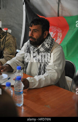 Distrikt Governor Mabooballah Sabawoon befasst sich afghanische Polizei Absolventen über die Regeln und Verantwortung für den Besitz von ALP AK-47 Gewehre bei einem Key Leader Engagement in Latif District, Provinz Ghazni, Afghanistan, April 30.  Kle dienen, Atmosphären und Sicherheit und Stabilität in den Dörfern zu beurteilen und mögliche zukünftige Entwicklungsmaßnahmen zu bestimmen.  (Foto: U.S. Navy Mass Communication Specialist 1. Klasse David A. Frech / nicht veröffentlicht) Afghanische Polizei Absolventinnen und Absolventen erhalten Waffen 120430-N-FV144-146 Stockfoto