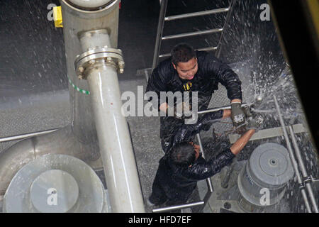Die Air Force JROTC-Schüler der Mira Mesa High School nehmen an praktischen Schulungen im Submarine Learning Center Detachment in San Diego teil, wobei sie Nasstrainern, Kontrollstationen-Simulatoren und virtuellen U-Boot-Trainern die Schadenskontrolle erlernen. Stockfoto