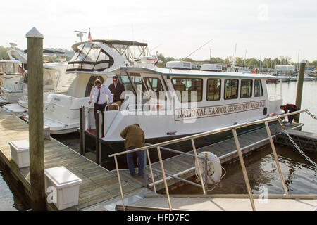 Ein Wassertaxi Potomac River Boat Company dockt an Joint Base Anacostia-Bolling (JBAB) Marina Passagiere aus verschiedenen Agenturen und Kommunen in der Region, einschließlich JBAB Commander Navy Capt. Anthony T. Calandra beginnen. Die Passagiere nahmen an einer Tour 28 Oktober um ein besseres Verständnis ein Fluss-Taxi-Konzept für den Einsatz auf den Potomac und Anacostia River zu messen. Die Tour beinhaltet einen Besuch des Pentagons Marina und Docking-Bereich vor der Rückkehr in JBAB. Studie zeigt Vorteile des Wasser-Taxi-Service 131028-N-WY366-001 Stockfoto