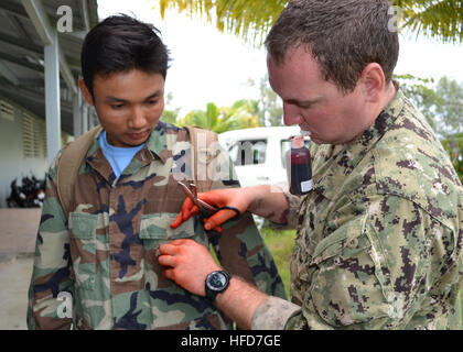 Hospital Corpsman 2. (EXW/FMF) Klasse Joseph Davies, befestigt, Maritime Angelegenheiten Zivilschutz und Training Command, schneidet ein Loch in einem kambodschanischen Marine Seemann Uniform, eine Schusswunde während einer medizinischen Subject Matter Expert-Exchange zu simulieren.  MCAST ist flott Bereitschaft Zusammenarbeit und Ausbildung (CARAT) Kambodscha 2012 teilnehmen. Karat ist eine Reihe von bilateralen militärischen Übungen zwischen der US-Marine und die Streitkräfte von Bangladesch, Brunei, Kambodscha, Indonesien, Malaysia, Philippinen, Singapur, Thailand und Timor Leste. (U.S. Navy Photo von Chief Masse Kommunikation Spezialist Jose Stockfoto