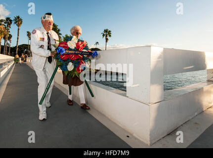 131206-N-WX059-056 PEARL HARBOR (6. Dezember 2013) Delton Walling, ist ein Überlebender des Angriffs auf Pearl Harbor 1941 mit einem Kranz einen Sonnenuntergang Dienst auf der USS Utah Memorial auf gemeinsamer Basis Pearl Harbor-Hickam vorgestellt. Zum Zeitpunkt des Angriffs Walling war ein Petty Officer und Stellwerkswärter an das Schlachtschiff USS Pennsylvania (BB-38), dann Hafen im Hafen, und die Kommunikation Kraft des Admiral Husband E. Kimmell, Kommandeur der Pazifikflotte zugewiesen wurde. (Foto: U.S. Navy Mass Communication Specialist 2. Klasse Sean Furey/freigegeben) Sonnenuntergang Zeremonie 131206-N-WX059-056 Stockfoto