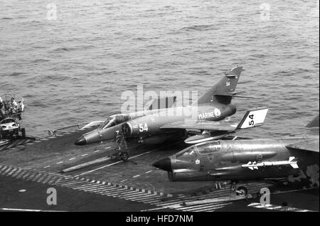 Ein Französisch Super Entendard und f-8 Crusader Flugzeuge geparkt auf dem Flugdeck der französische Flugzeugträger CLEMENCEAU (R 98). Super Etendard f-8 Clemenceau Stockfoto