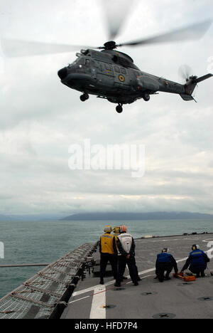 090725-N-0924R-028 RIO DE JANEIRO, Brasilien (25. Juli 2009) Seeleute an Bord der amphibischen Dock Landungsschiff USS Oak Hill (LSD-51) blicken auf eine brasilianische Super Puma Helikopter von Oak Hill Flugdeck im Flugbetrieb zieht. 2009. Oak Hill ist Partnerschaft Südbahnhof ' 09 beteiligt. Partnerschaft-Südbahnhof ist eine kombinierte See- und amphibische Operation mit Oak Hill und Seestreitkräfte aus Argentinien, Brasilien, Chile, Peru und Uruguay. Oak Hill unterstützt auch südlichen Exchange 2009. (Foto: U.S. Navy Mass Communication Specialist 3. Klasse Cory Rose/freigegeben) Supe Stockfoto