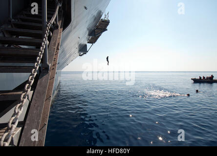 Matrosen an Bord USS Mount Whitney (LCC-20) stationiert führen einen schwimmen-Aufruf im Tyrrhenischen Meer. Mount Whitney, Gridley in Gaeta, Italien, ist den USA 6. Flotte Flaggschiff und arbeitet mit einer kombinierten Mannschaft von US-Segler und MSC Staatsdienst Seeleute. Die öffentlichen Dienst Mariners Operationen Navigation, Deck, Engineering, Wäscherei und Küche Service während des militärischen Personals an Bord Unterstützung Kommunikation, Waffensysteme und Sicherheit. (Foto: U.S. Navy Mass Communication Specialist 2. Klasse Collin Turner) Anruf im Tyrrhenischen Meer schwimmen Meer 120822-N-PE825-022 Stockfoto