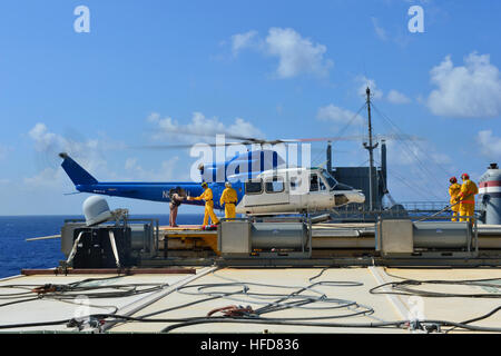 Crew-Mitglieder entladen Fracht von einem Hubschrauber auf dem Container-Schiff MV Cape Ray (T-AKR 9679) im Mittelmeer 8. August 2014. Den USA staatliche Cape Ray geändert und bis zum östlichen Mittelmeer zu entsorgen, syrische chemische Arbeitsstoffe vertragsgemäß vereinbarten Syrien bis Ende 2013 bereitgestellt wurde. (Foto: U.S. Navy Masse Kommunikation Spezialist Seemann Desmond Parks/freigegeben) Syrische chemische Arbeitsstoffe Zerstörung 140808-N-XB010-010 Stockfoto