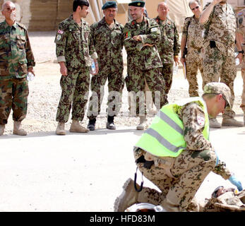 Afghanische Ärzte und Mediziner beobachten als Deutsch, Norwegisch und US-Mediziner reagieren während einer simulierten Masse Unfall training Übung auf Camp Marmal. Über 80 Deutsch beteiligt Norwegisch und US-Soldaten die Fortbildungsveranstaltung mit einer afghanischen Nationalarmee Ärzteteam Beobachtung der Entwicklung. Afghanische Nationalarmee Ärzte und Sanitäter beobachten simulierten MASCAL 110503-N-RJ303-079 Stockfoto