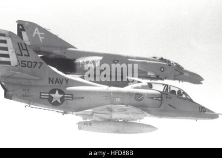 Eine Luft/Luft-rechte Seitenansicht der eine Flotte Composite Squadron 12 (VC-12) TA-4J Skyhawk und ein Fighter Squadron 202 (VF-202) f-4 Phantom II-Flugzeuge in Bildung TA-4J Skyhawk F-4N Phantom 1987 Stockfoto