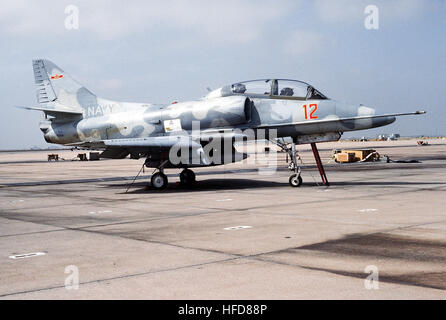 Rechte Seitenansicht ein Fighter Squadron 126 (VF)-TA-4J Skyhawk Flugzeuge geparkt auf dem Flug Linie und das Ausstellen des Fin-Blitzes von China, ein Aggressor Land zu vertreten.  Das Flugzeug bietet Widersacher training für Pacific Fleet-basierte Staffeln. TA-4J Skyhawk von VF-126 an NAS Miramar im Jahr 1992 Stockfoto