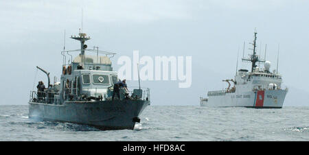 070404-N-7434C-007 MINDELO, Kapverden (4. April 2007) - U.S. Coast Guard Schiff Legare (WMEC 912) und dem kapverdischen Küstenwache Schiff Tainha (P. 262) Transit zusammen während eines Besuchs, Board, Durchsuchung und Beschlagnahme Bohrers vor der Küste Midelo, Kap Verde. Legare befindet sich auf einer viermonatigen Bereitstellung nach Afrika, mit maritimen Einarbeitung in die afrikanischen und portugiesischen Marine und Küstenwache zu unterstützen. Legare hilft auch, maritime Sicherheit und Entwicklung von Partnerschaften in der Region zu verbessern. Foto: U.S. Navy Mass Communication Specialist 2. Klasse Michael Campbell (freigegeben) Tainha (P. 262) und USCGC Le Stockfoto