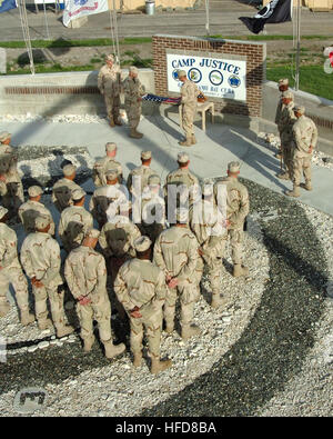 Mitglieder der 474th Expeditionary Bauingenieur-Geschwader, teilnehmen in eine Flag-Siegerehrung bei Joint Task Force Guantanamo Camp Justice hier, 20. Juni 2008. Die Flagge wurde vorgestellt, Lt. CMdR Christopher Dewing M.D für den Abschluss einer Knie-OP auf eine JTF-Trooper, die ihm erlaubt, seine Mobilisierung hier zu beenden.  Joint Task Force Guantanamo führt durch sichere und humane Pflege und Obhut von Festgenommenen feindlichen Kämpfern. Die JTF führt Verhör Operationen um strategische Intelligenz zur Unterstützung der globalen Krieg gegen den Terror zu sammeln und unterstützt die Strafverfolgungsbehörden und Kriegsverbrechen investigati Stockfoto