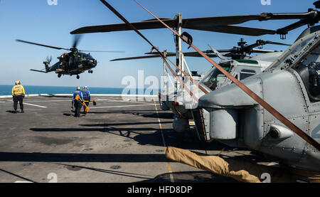 150712-N-TW634-060 indischen Ozean (12. Juli 2015) An australischen Marine MRH-90 Hubschrauber landet auf dem Flugdeck des amphibious Transport Docks Schiff USS Green Bay (LPD-20). Green Bay ist im Indischen Ozean, die Teilnahme an Talisman Sabre 2015, Talisman Sabre ist eine bilaterale Übung, australische und amerikanische Truppen zu trainieren, bei der Planung und Durchführung von kombinierten Taskforce Operationen bestimmt. (Foto: U.S. Navy Mass Communication Specialist 3. Klasse Derek A. Harkins/freigegeben) Talisman Sabre 2015 150712-N-TW634-060 Stockfoto