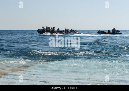 150712-N-TW634-294 indischen Ozean (12. Juli 2015) Marines aus der 31. Marine Expeditionary Unit Reiten im Kampf Kautschuk raiding Craft pass gut Deck die amphibischen Transportschiff der Dock USS Green Bay (LPD-20). Green Bay ist im Indischen Ozean, die Teilnahme an Talisman Sabre 2015, Talisman Sabre ist eine bilaterale Übung, australische und amerikanische Truppen zu trainieren, bei der Planung und Durchführung von kombinierten Taskforce Operationen bestimmt. (Foto: U.S. Navy Mass Communication Specialist 3. Klasse Derek A. Harkins/freigegeben) Talisman Sabre 2015 150712-N-TW634-294 Stockfoto