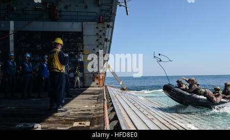 150712-N-TW634-357 indischen Ozean (12. Juli 2015) Marines aus der 31. Marine Expeditionary Unit (MEU) Reiten gegen Kautschuk raiding Craft erholen Sie sich in gut Deck die amphibischen Transportschiff der Dock USS Green Bay (LPD-20). Green Bay ist im Indischen Ozean, die Teilnahme an Talisman Sabre 2015, Talisman Sabre ist eine bilaterale Übung, australische und amerikanische Truppen zu trainieren, bei der Planung und Durchführung von kombinierten Taskforce Operationen bestimmt. (Foto: U.S. Navy Mass Communication Specialist 3. Klasse Derek A. Harkins/freigegeben) Talisman Sabre 2015 150712-N-TW634-357 Stockfoto