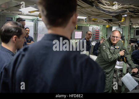 150712-N-TW634-522 indischen Ozean (12. Juli 2015) Rear Admiral Joe Kuzmick, Kommandant der Carrier Strike Group 15, spricht mit den Seeleuten in der zentralen Leitstelle der amphibischen Transportschiff der Dock USS Green Bay (LPD-20). Green Bay ist im Indischen Ozean, die Teilnahme an Talisman Sabre 2015, Talisman Sabre ist eine bilaterale Übung, australische und amerikanische Truppen zu trainieren, bei der Planung und Durchführung von kombinierten Taskforce Operationen bestimmt. (Foto: U.S. Navy Mass Communication Specialist 3. Klasse Derek A. Harkins/freigegeben) Talisman Sabre 2015 150712-N-TW634-522 Stockfoto