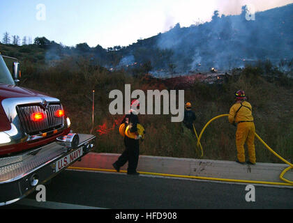 070824-N-0780F-001 LAKKI, Kreta, Griechenland (24. August 2007) - Feuerwehr, US Naval Support Activity (NSA) Souda Bay Hilfe Kampf ein Buschfeuer in der Nähe von Berg Dorf von Lakki in Westkreta zugewiesen. NSA versandt sechs Feuerwehrleute und drei Einsatzfahrzeuge der Szene zusammen mit zwei aktiven Dienst Matrosen und einem zivilen Mitarbeiter für Bodenunterstützung und Mann Feuer Apparat. US Navy Foto von Herrn Paul Farley (frei) 070824-N-0780F-001 Stockfoto