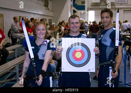 COLORADO SPRINGS, Colorado (2. Mai 2012)--Marine kulinarische Spezialist Seeleute Judy Boyce, Marine Maschinist Mate 1. Klasse Mike Dayton und pensionierte Marine Elektriker Mate 2. Klasse Joshua Rosenberg gewinnen Bronze Recurve Bogenschießen Teamspringen der Krieger Spiele 2012. Dies war die erste Medaille für Team Marine/Küstenwache.  Die Spiele, die vom 30. April bis 5. Mai laufen, bieten Verwundeten, Kranken und verletzten Service-Mitglieder Chancen für Wachstum und Leistung durch adaptive sportlichen Training und Wettkampf. (Foto: U.S. Navy LT Michael Fallon/freigegeben) Team-Marine-Küstenwache nimmt br Stockfoto