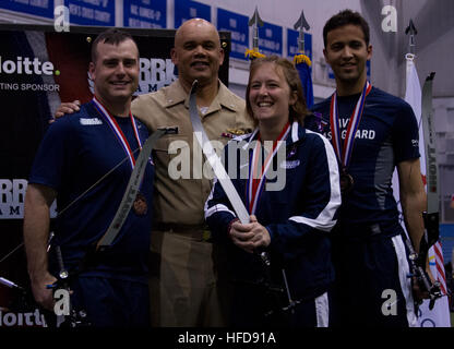 COLORADO SPRINGS, Colorado (2. Mai 2012)--Marine kulinarische Spezialist Seeleute Judy Boyce, Marine Maschinist Mate 1. Klasse Mike Dayton und pensionierte Marine Elektriker Mate 2. Klasse Joshua Rosenberg gewinnen Bronze Recurve Bogenschießen Teamspringen der Krieger Spiele 2012. Dies war die erste Medaille für Team Marine/Küstenwache.  Die Spiele, die vom 30. April bis 5. Mai laufen, bieten Verwundeten, Kranken und verletzten Service-Mitglieder Chancen für Wachstum und Leistung durch adaptive sportlichen Training und Wettkampf. (Foto: U.S. Navy LT Michael Fallon/freigegeben) Team-Marine-Küstenwache nimmt br Stockfoto